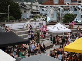 Besucher beim Weinfest in Schwaz
