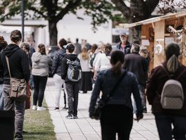 Menschenmenge auf dem Frühlingsmarkt