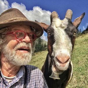 Werner Krautler, wie er mit einer Ziege ein Selfie macht