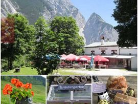 Historischer Gasthof vor einer eindrucksvollen alpinen Bergkulisse. Der Außenbereich ist mit roten Sonnenschirmen und Sitzplätzen ausgestattet. Darunter sind Detailaufnahmen von Blumen, einem Kräutergarten sowie regionalen Produkten und einem Geschenkkorb zu sehen.