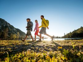 Wandernde Familie 