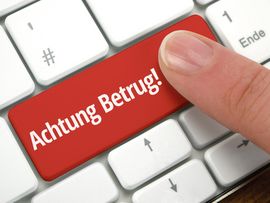 ©VRD, stock.adobe.com Rote Taste mit dem Schriftzug „Achtung Betrug!“ auf einer Computertastatur.