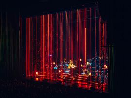 Saal mit aufwendig beleuchteter Bühne