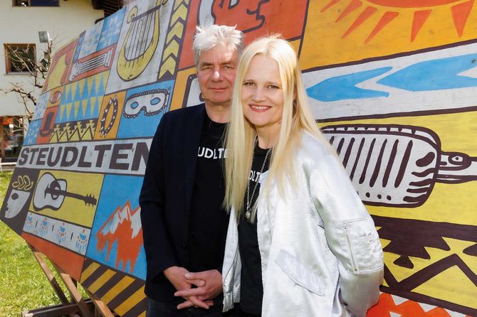 Hakon Hirzenberger und Bernadette Abendstein vom Steudltenn Festival vor Festivaltafel