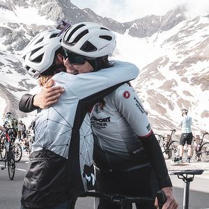 zwei Fahrradfahrer umarmen sich