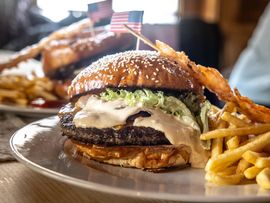 Hamburger mit Pommes