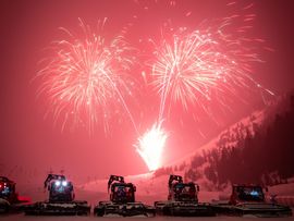 Feuerwerke in Tiroler Almen mit Fahrzeugen darunter