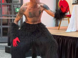 Schauspieler ohne Bekleidung von Jedermann Theater in Innsbruck