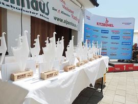 Pokale beim internationalen Horn-Radrennen in Kitzbühel