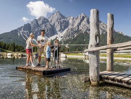 Familie am Teich auf Floß bei den Serlesliften Mieders