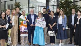 Menschengruppe lächelt in die Kamera