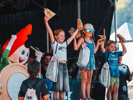 Kinder freuen sich auf einer Bühne