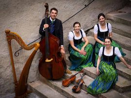 Eine Musikantengruppe sitzt auf Stiegen