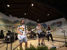 Musikgruppe beim Konzert beim Nachtbazar Kaiserwinkl