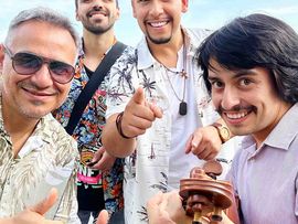 vier Männer schauen lächelnd in die Kamera