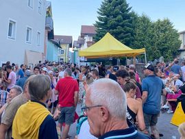 Besucher beim Dorffest Schwaz