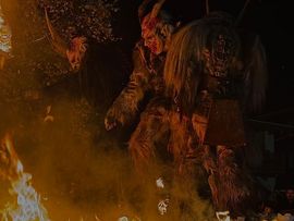 Krampus mit Feuer - Ötztaler Feuerteufel 