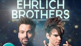 zwei junge Männer auf einem dunkelblauen Werbeplakat