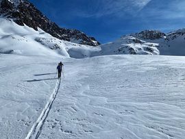 Zwei Tourengeher am Aufstieg zum Bachfallenkopf