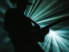 Schattenspiel mit Musiker davor