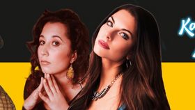 drei Menschen posieren auf einem gelb-schwarzen Werbeplakat