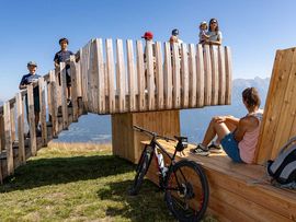 Spielende Kinder am Rangger Köpfl in Tirol