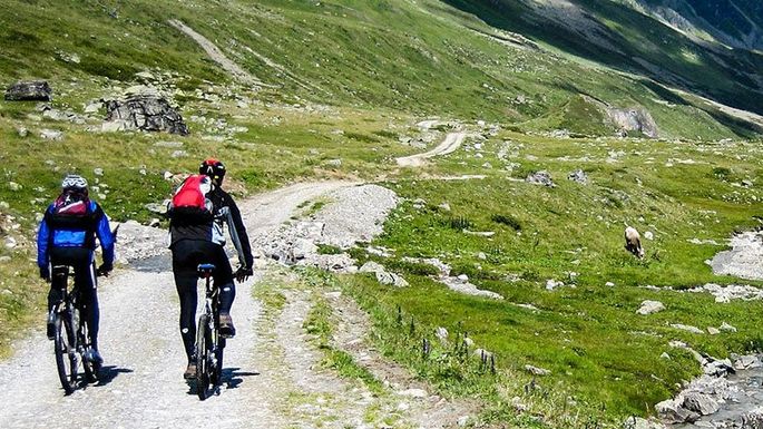 Zwei Mountainbiker in Berglandschaft