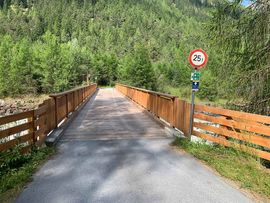 Überquerung Holzbrücke Ötztaler Ache