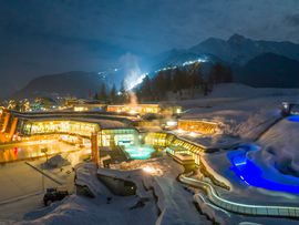Olympiabad Seefeld beleuchtet in einer Winternacht