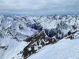 Skitour Habicht Blick auf umliegende Gipfel und ins Tal
