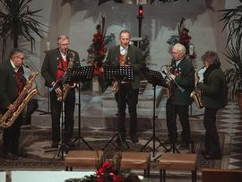 Konzertgruppe mit Blasinstrumenten beim Imster Adventmarkt.