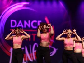 Tanzgruppe auf Bühne