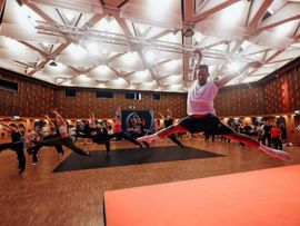 Mann macht einen Luftsprung auf Sportmatte