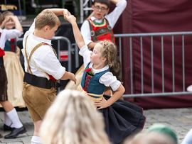 Tanzende Kinder beim Kaiserfest Kufstein