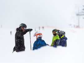 Kinder mit Schneeschaufel
