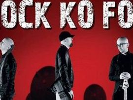 Drei Personen unter der Schrift "ROCK KO FOL" eine Person hält eine Gitarre