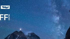 Werbeplakat der Banff-Tour mit Sternenhimmel in den Bergen