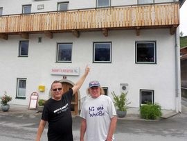 Klaus Schubert und Ernst Schmid vor dem Gasthaus Stern