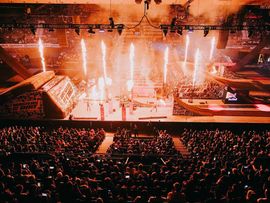 Große Indoor-Arena mit spektakulärer Showkulisse bei Masters of Dirt. Flammensäulen, Rampen und eine voll besetzte Tribüne sorgen für eine beeindruckende Atmosphäre.