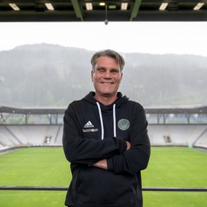 Hannes Rauch, der über dem Innsbrucker Stadion für ein Bild posiert