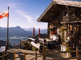 Herbsturlaub und Wandern in der Ferienregion Kaiserwinkl in Tirol auf einer Hütte mit Bergpanorama - freizeit-tirol.at