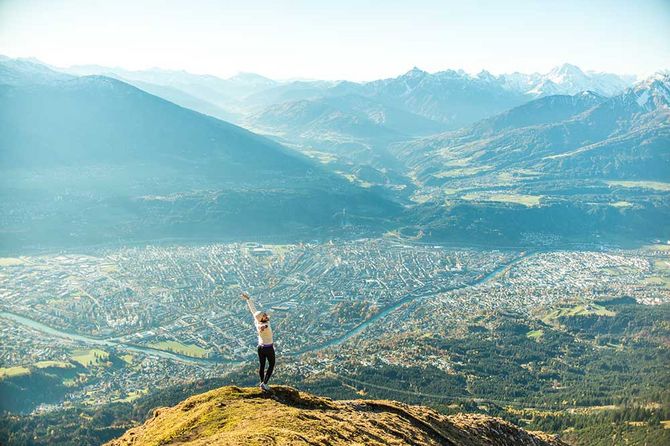 Wanderin auf Berg vor Innsbruck Stadt