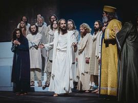 Herodes und Jesus auf der Bühne in Erl