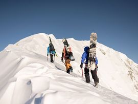 Gruppe von Snowboardern auf einem Berg