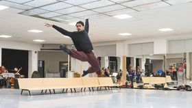 Ballett Tänzer bei Luftsprung in Tanzstudio