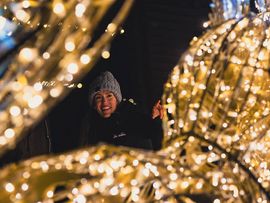 Frau im Lichterpark