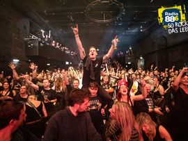 Rockfans feiern ausgelassen bei einem Konzert in der Music Hall Innsbruck.