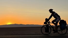 Thomas Widerin fährt bei Sonnenuntergang