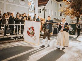 Paar mit Fahne beim Erntedankfest in Reutte