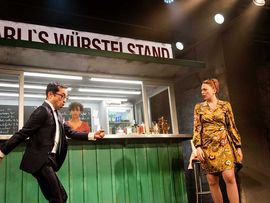 Besucher am Würstelstand im Theaterstück "Würsteloper" von Hakon Hirzenberger